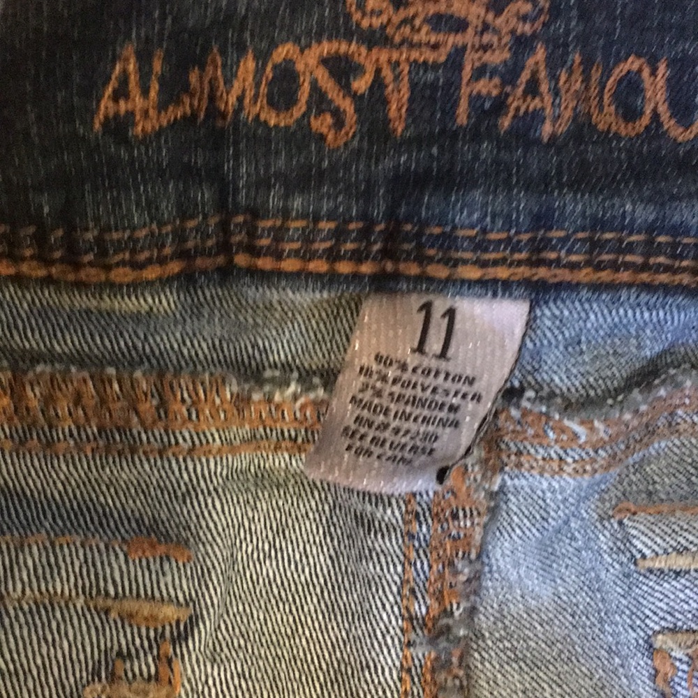 Almost famous factory distressed cutoff - Picture 2 of 5